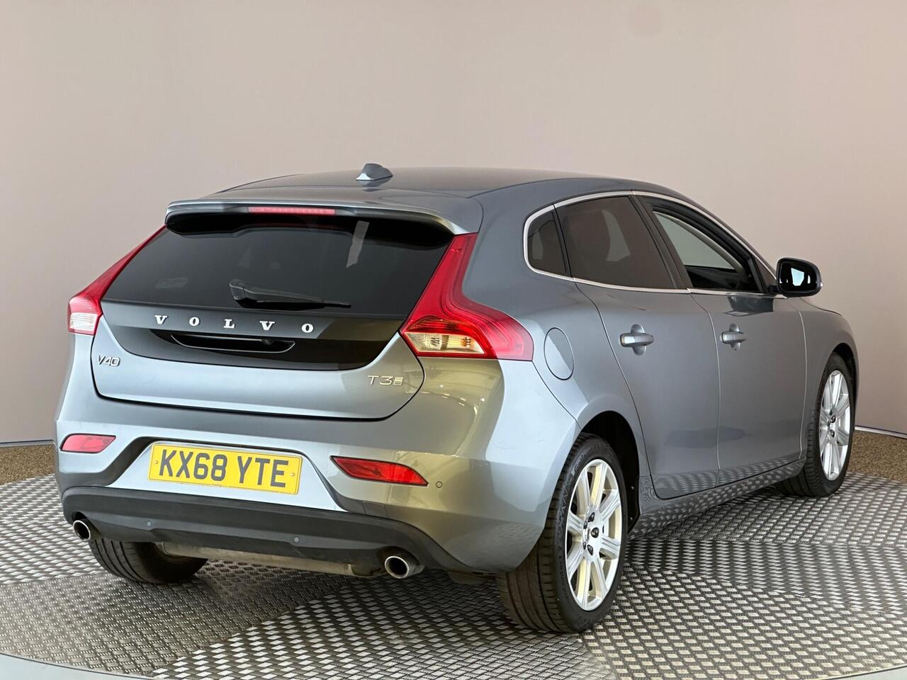 Volvo V40 KX68YTE