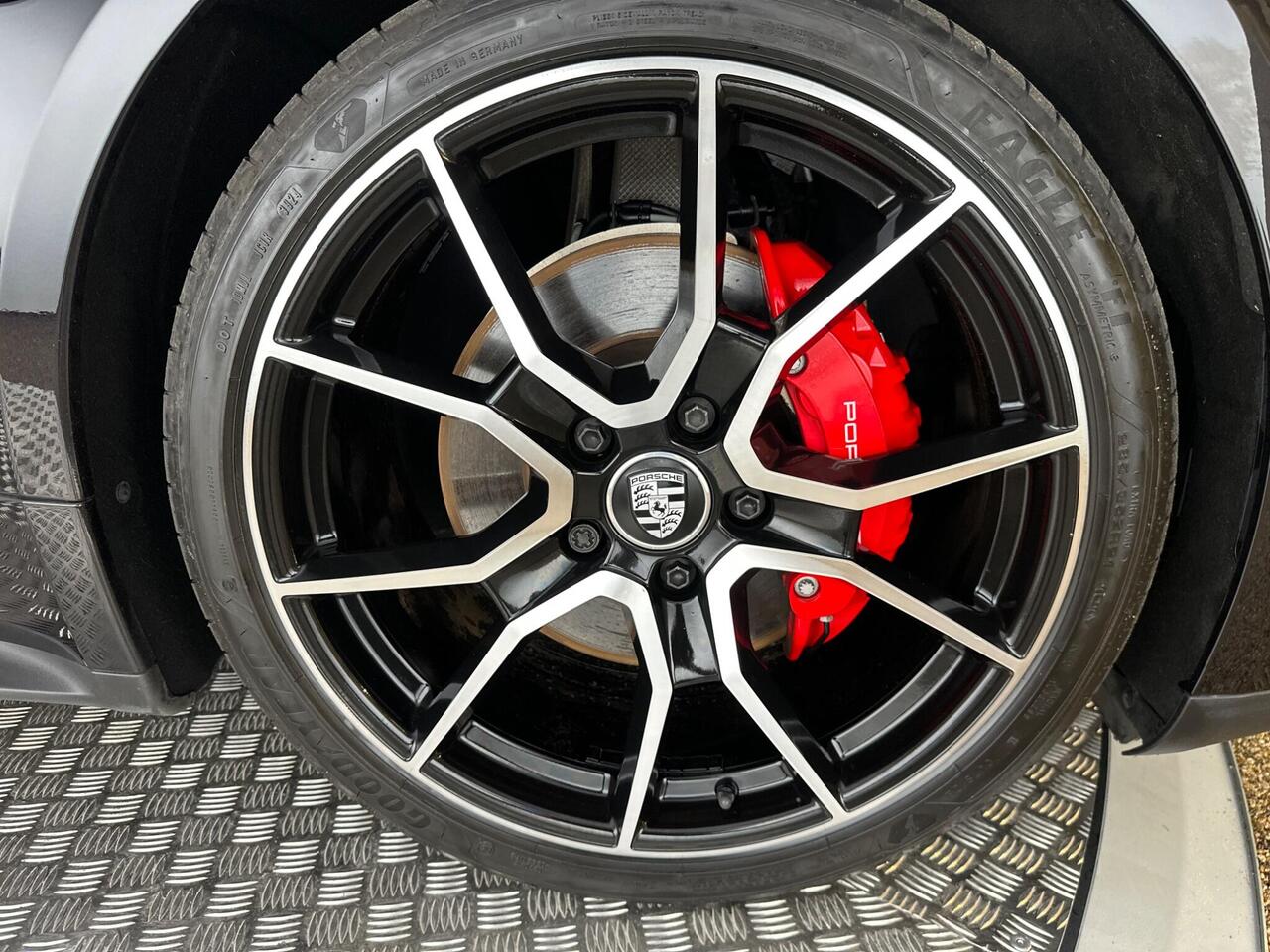 Porsche Taycan YX73ZWJ