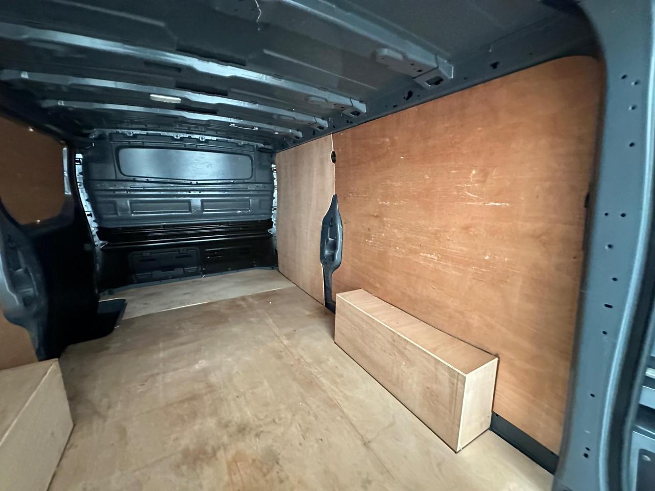 Nissan Primastar DL72BWH