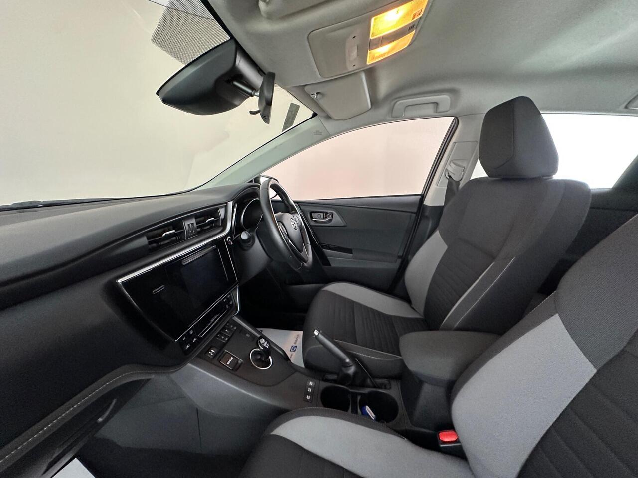 Toyota Auris LX17KXH