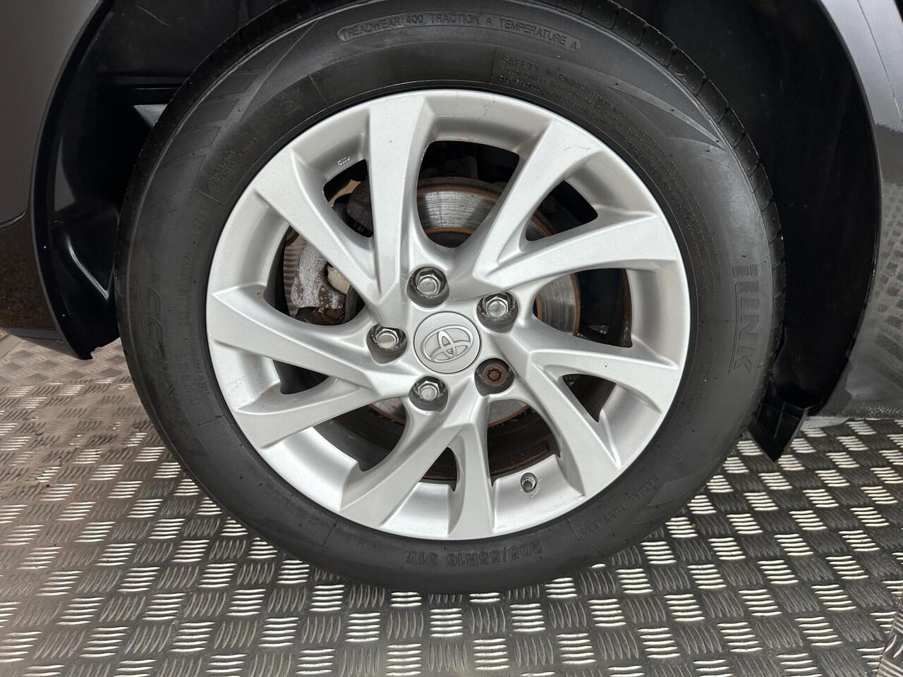 Toyota Auris LX17KXH