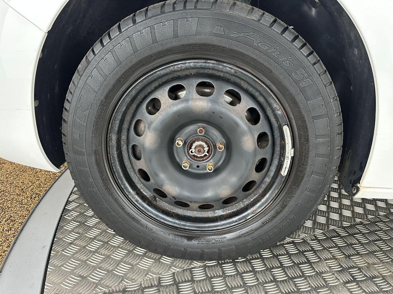 Vauxhall Vivaro MJ69FPE