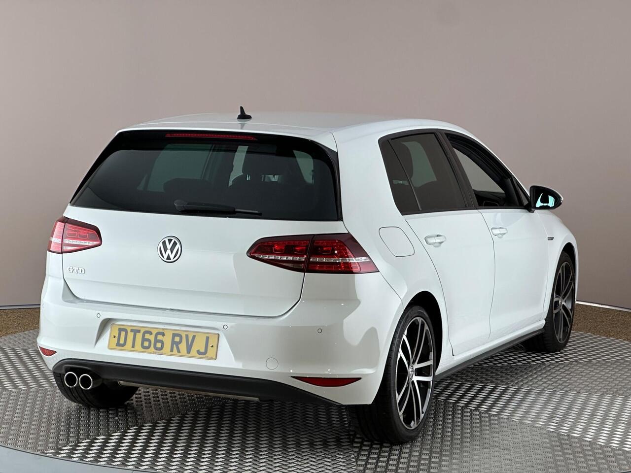 Volkswagen Golf DT66RVJ