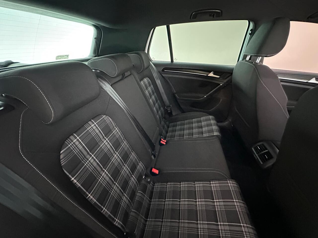 Volkswagen Golf DT66RVJ