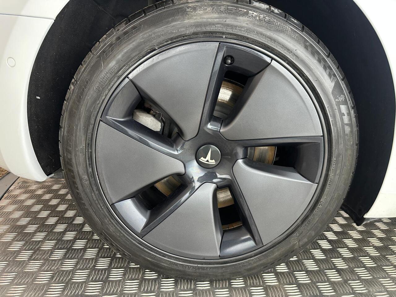 Tesla Model 3 AF72VVZ