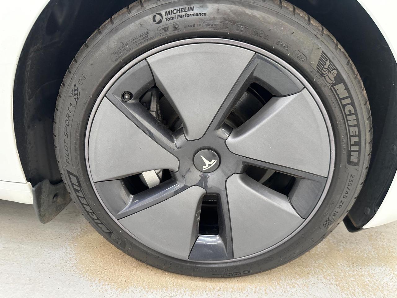 Tesla Model 3 YH21MYD