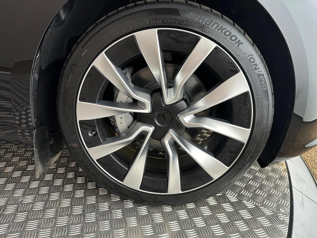 Tesla Model 3 LB74UKP