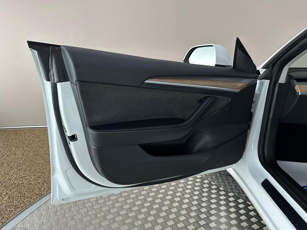 Tesla Model 3 AF72UXZ