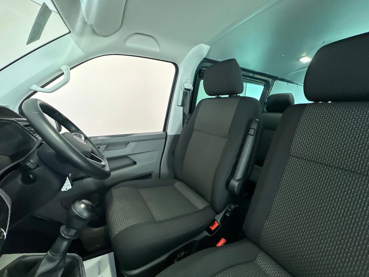 Volkswagen Transporter YR74XZU