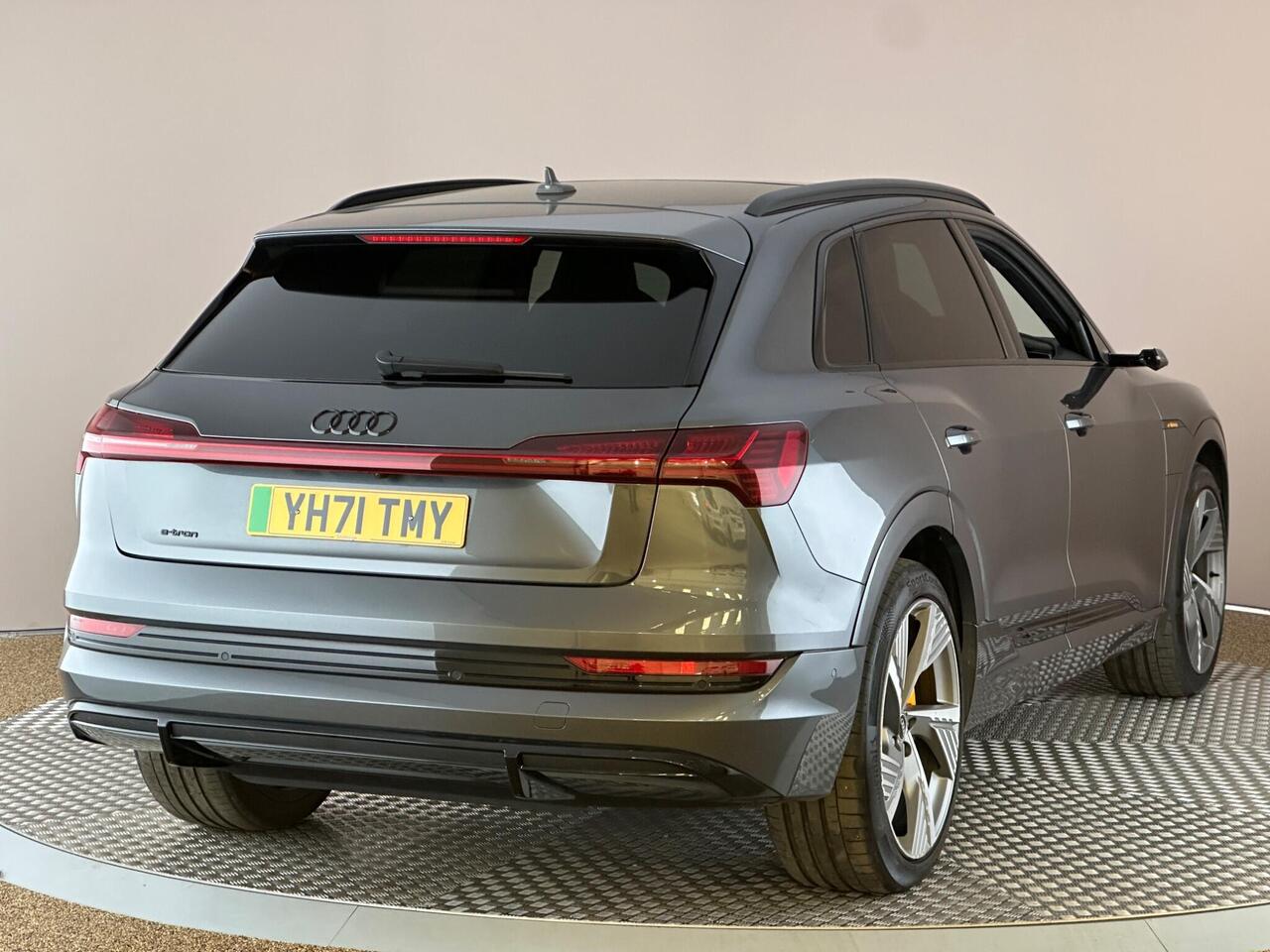 Audi e-tron YH71TMY