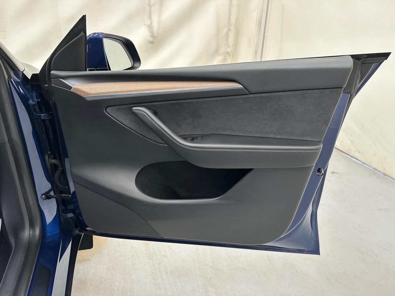 Tesla Model Y GJ23KMV