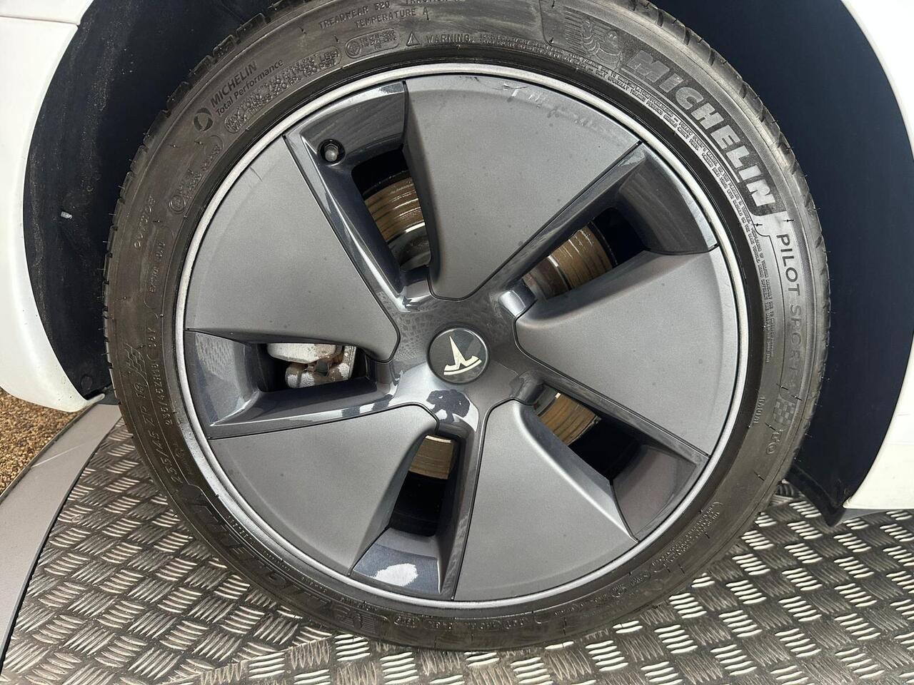 Tesla Model 3 AF72VNT