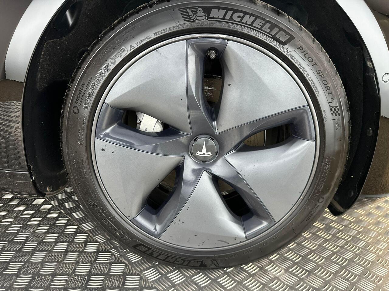 Tesla Model 3 BN20DXH