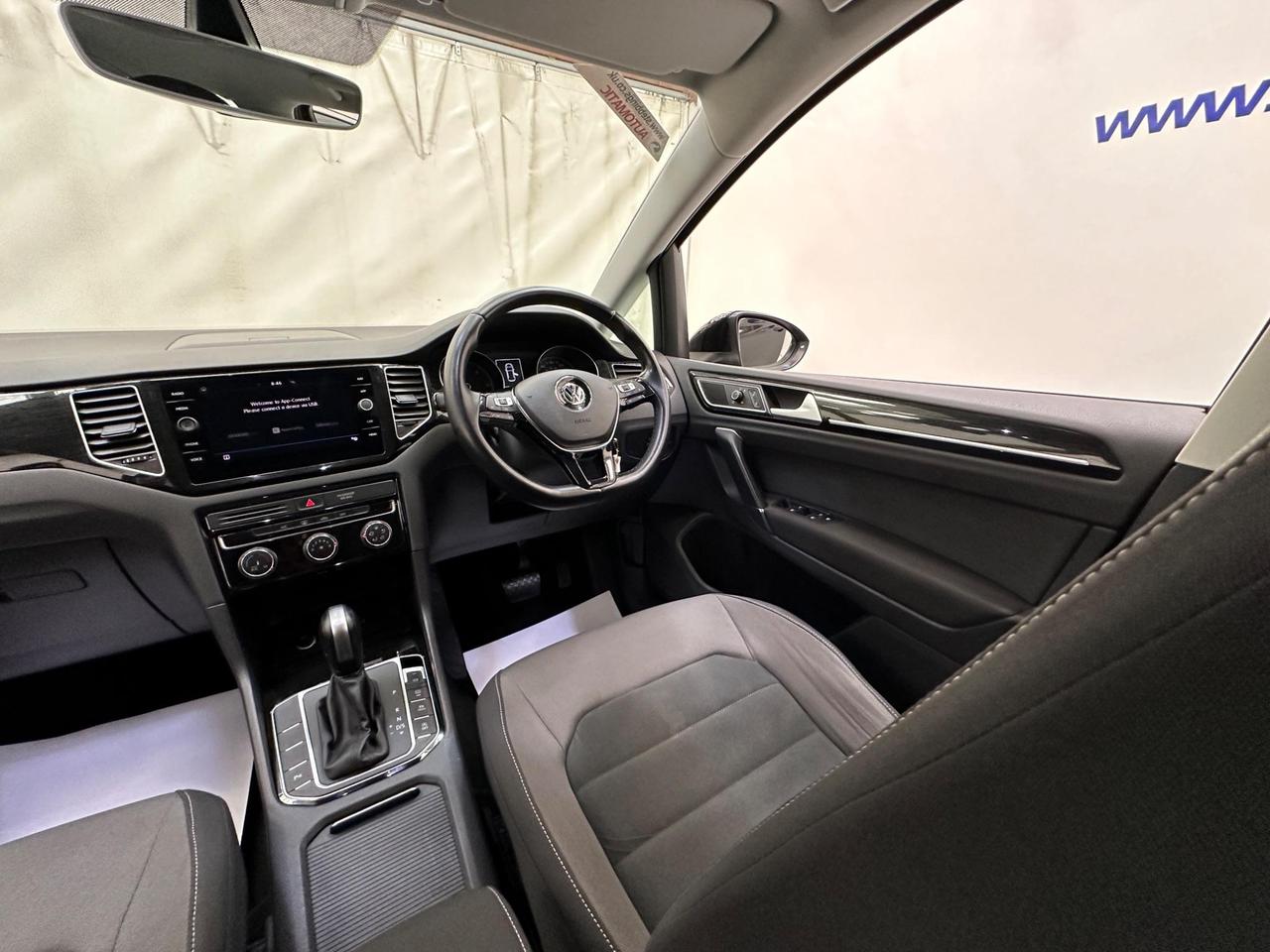 Volkswagen Golf SV LR69XWM