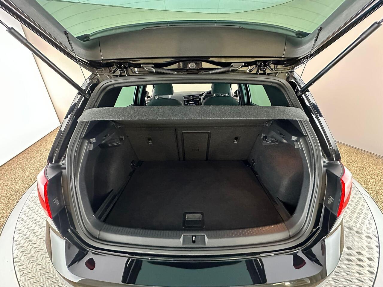 Volkswagen Golf KR19NVV