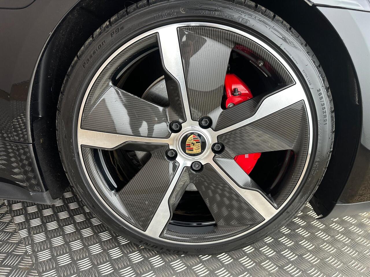 Porsche Taycan YY72RZZ