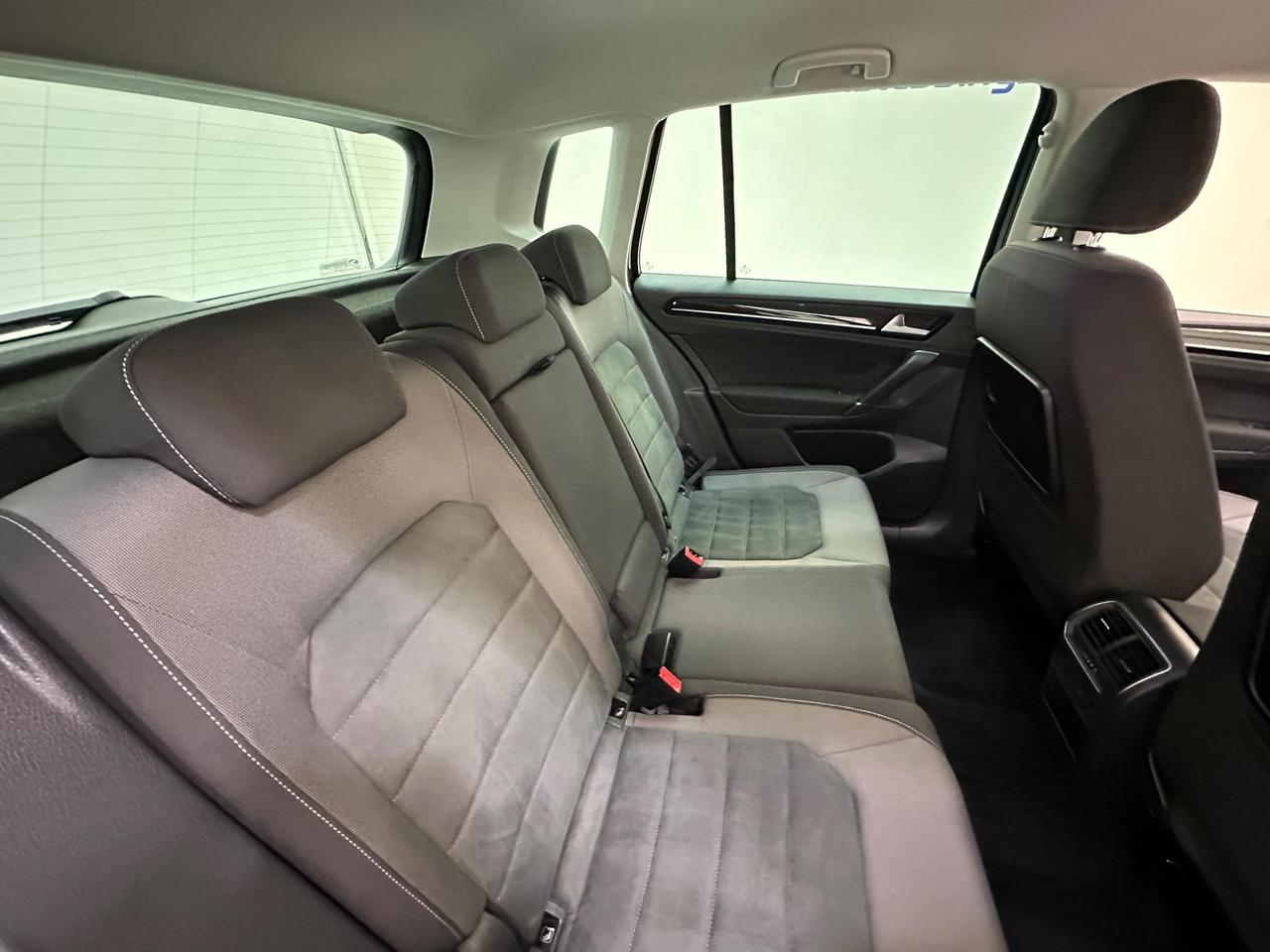 Volkswagen Golf SV LR69XWM