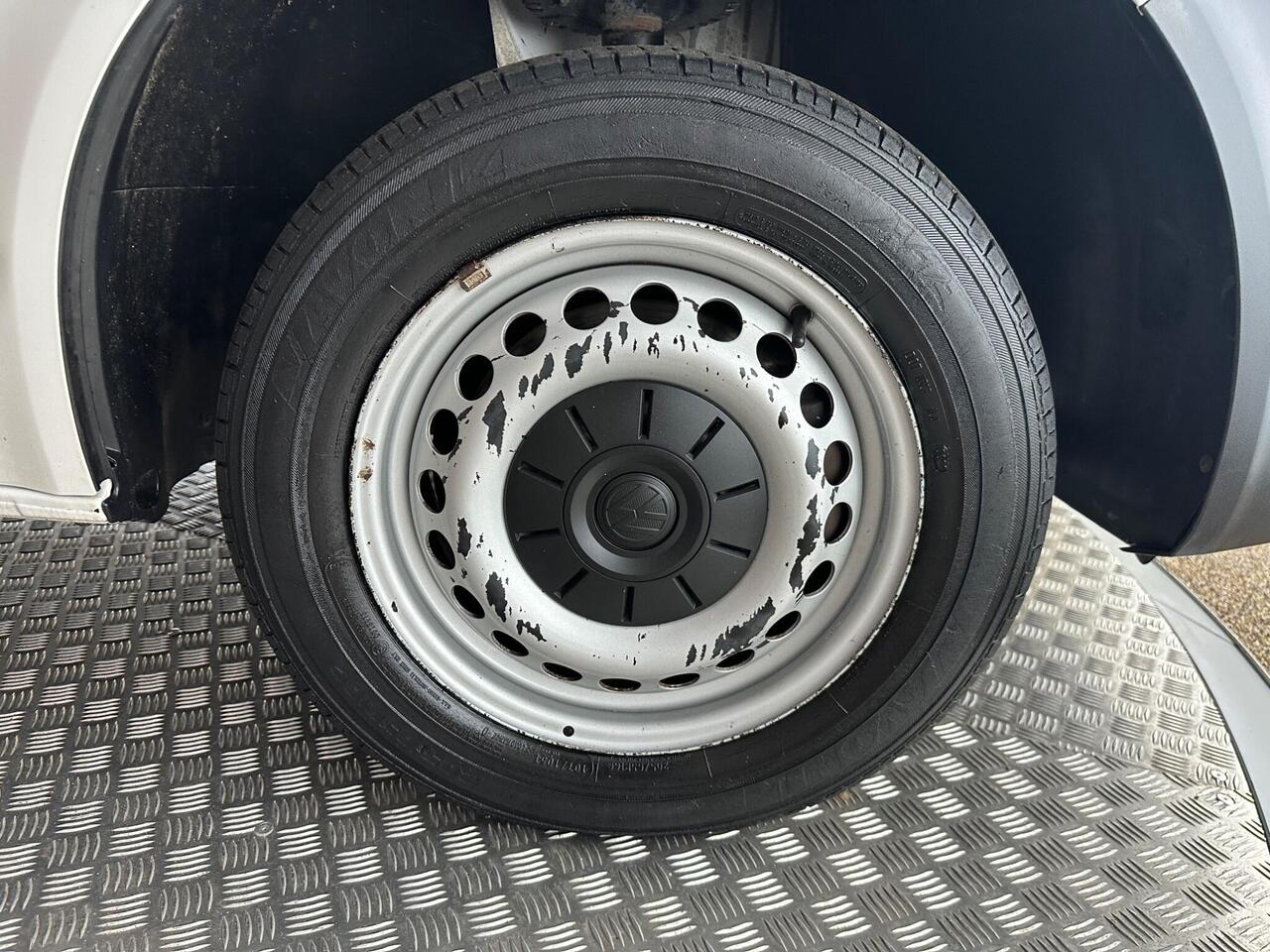 Volkswagen Transporter YW68UCP