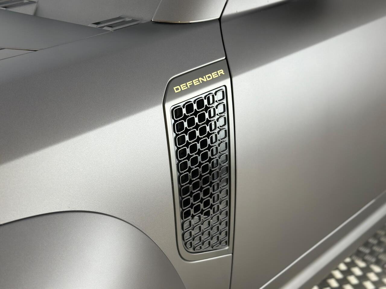 Land Rover Defender 110 FY25UTL