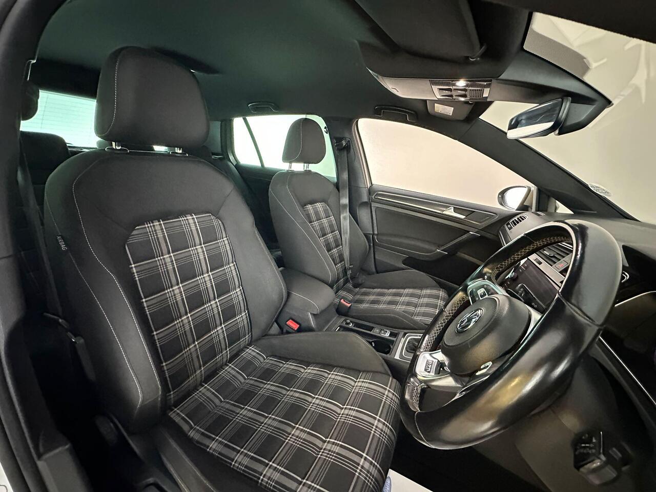 Volkswagen Golf MK69DZY