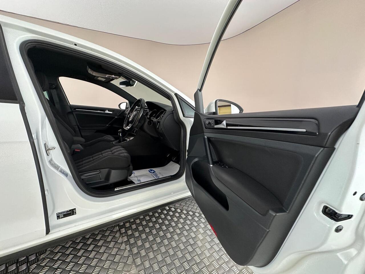 Volkswagen Golf DT66RVJ