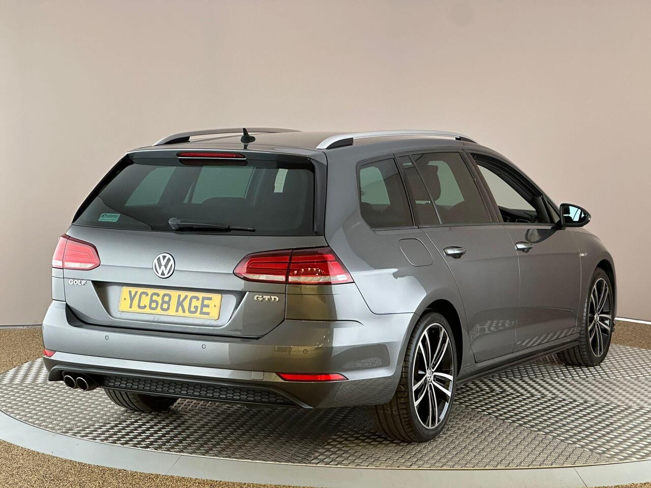 Volkswagen Golf YC68KGE