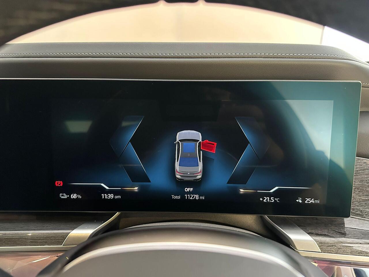 BMW i7 YF73FKE