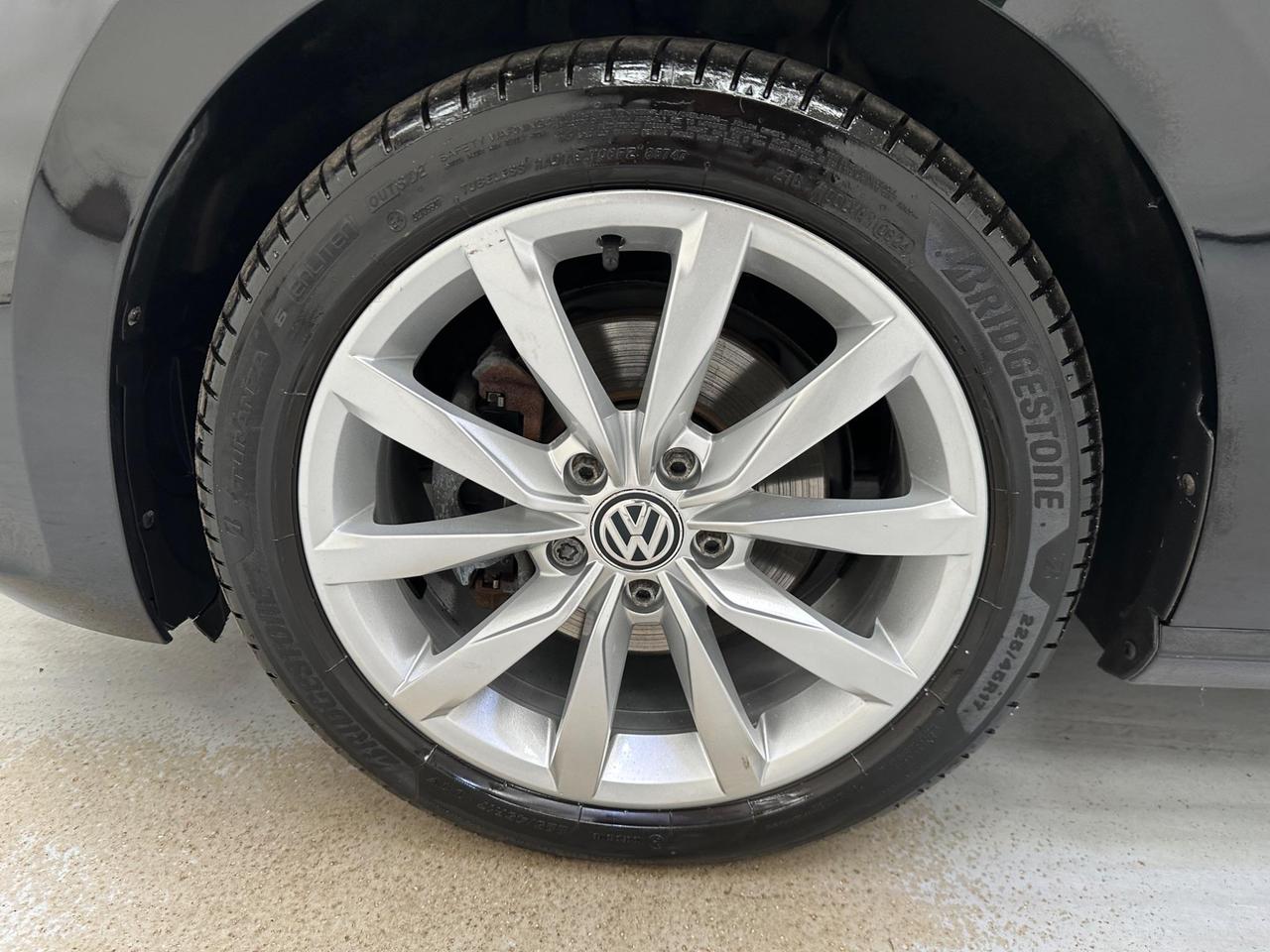 Volkswagen Golf SV LR69XWM