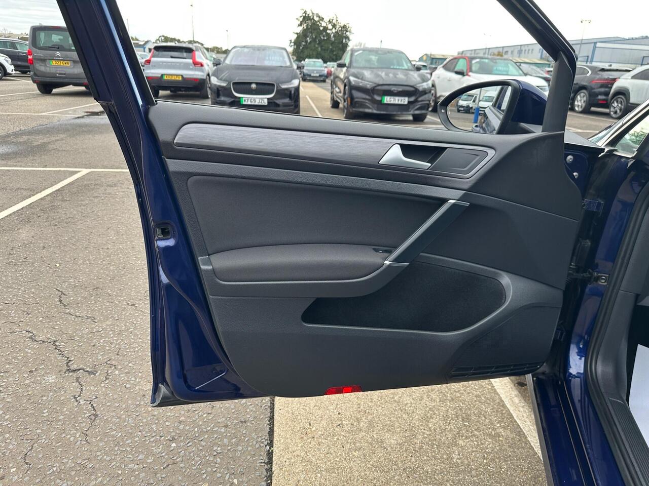 Volkswagen Golf VE69NKS