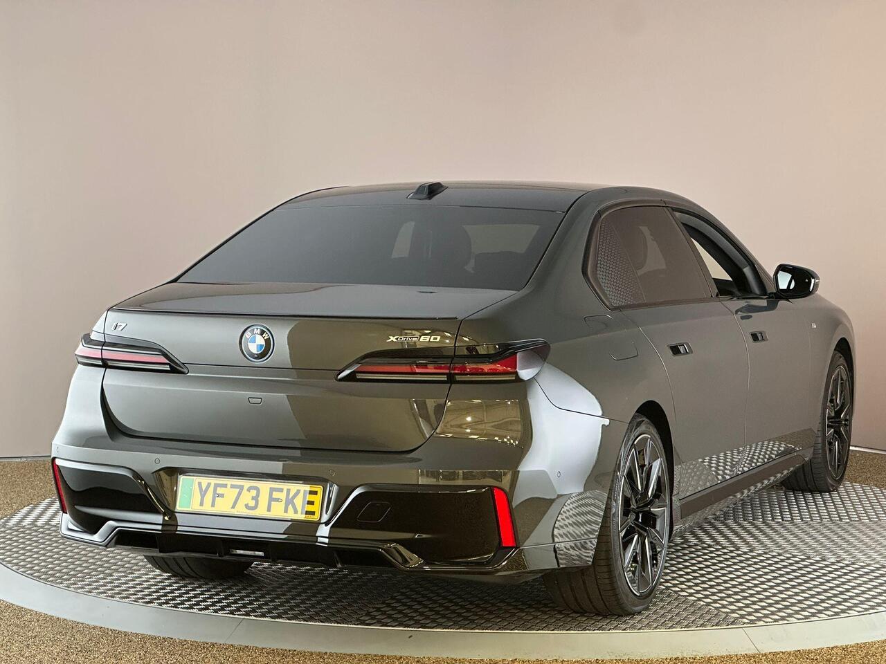 BMW i7 YF73FKE