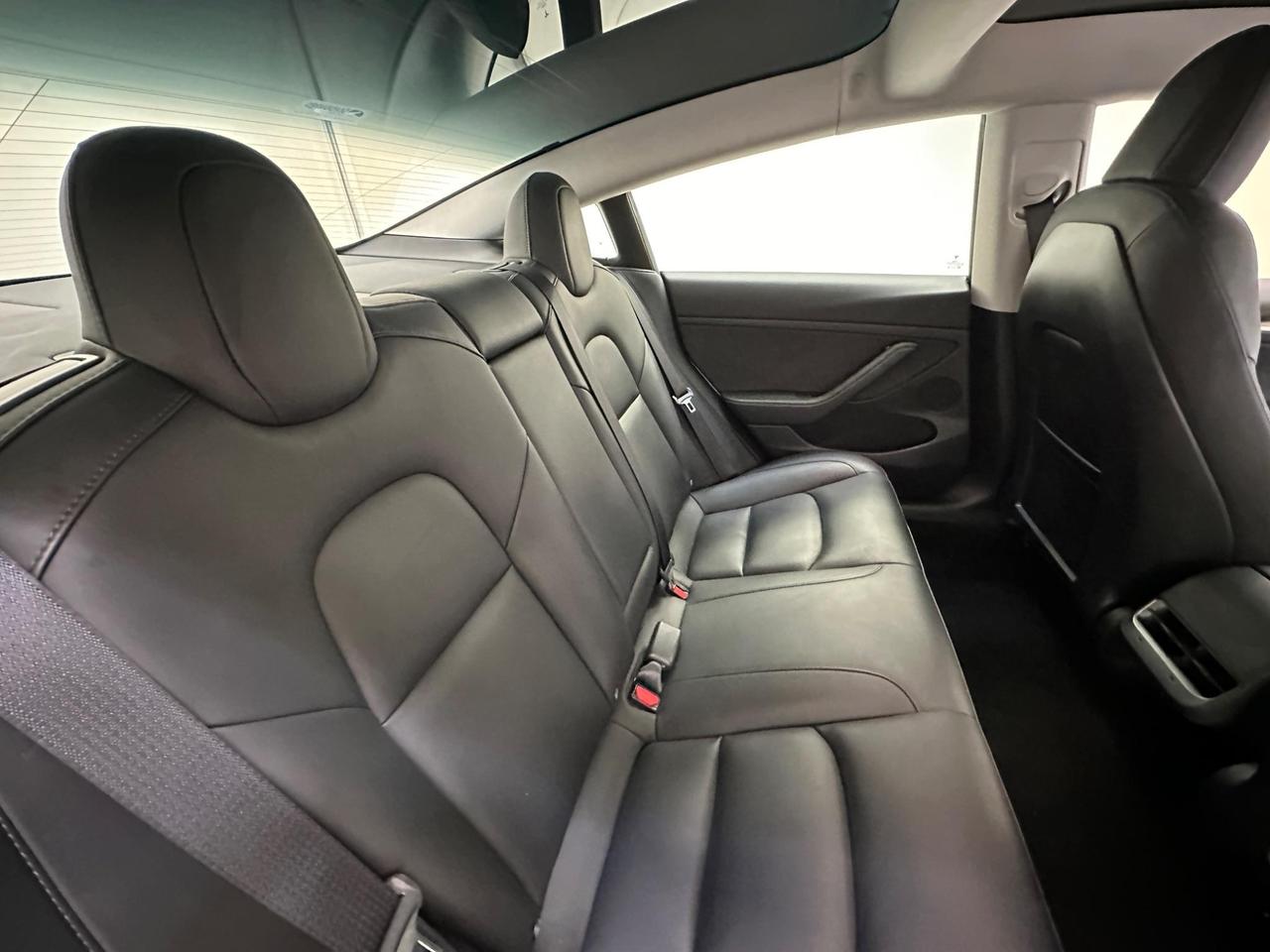 Tesla Model 3 YH21MYD