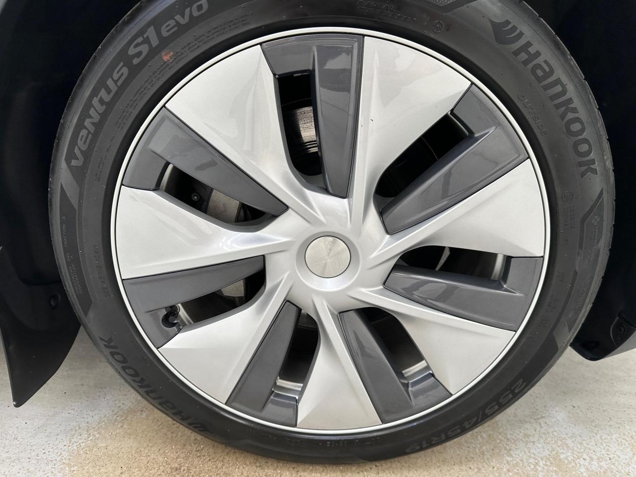 Tesla Model Y AJ22CZU
