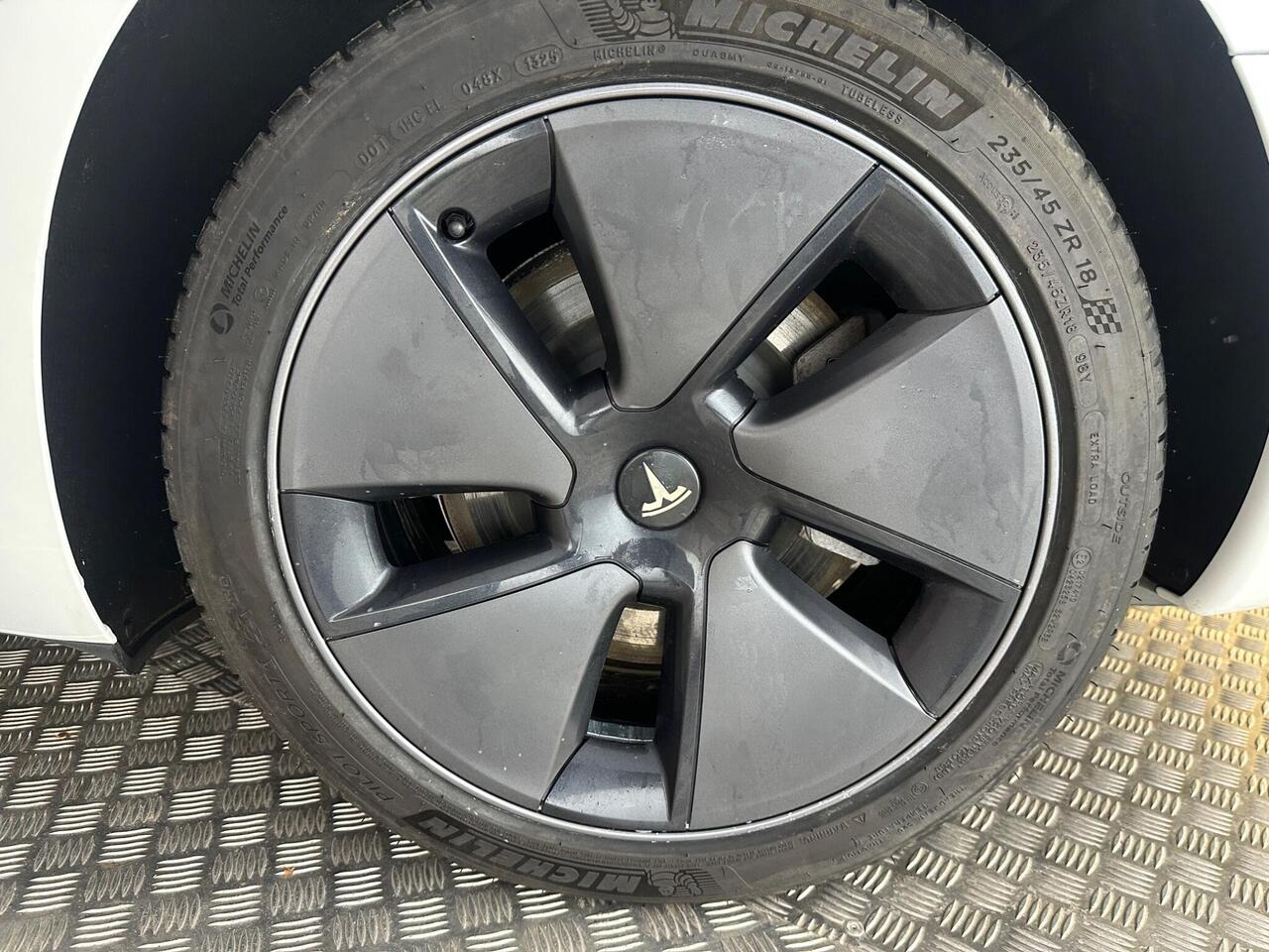 Tesla Model 3 AF72VVL