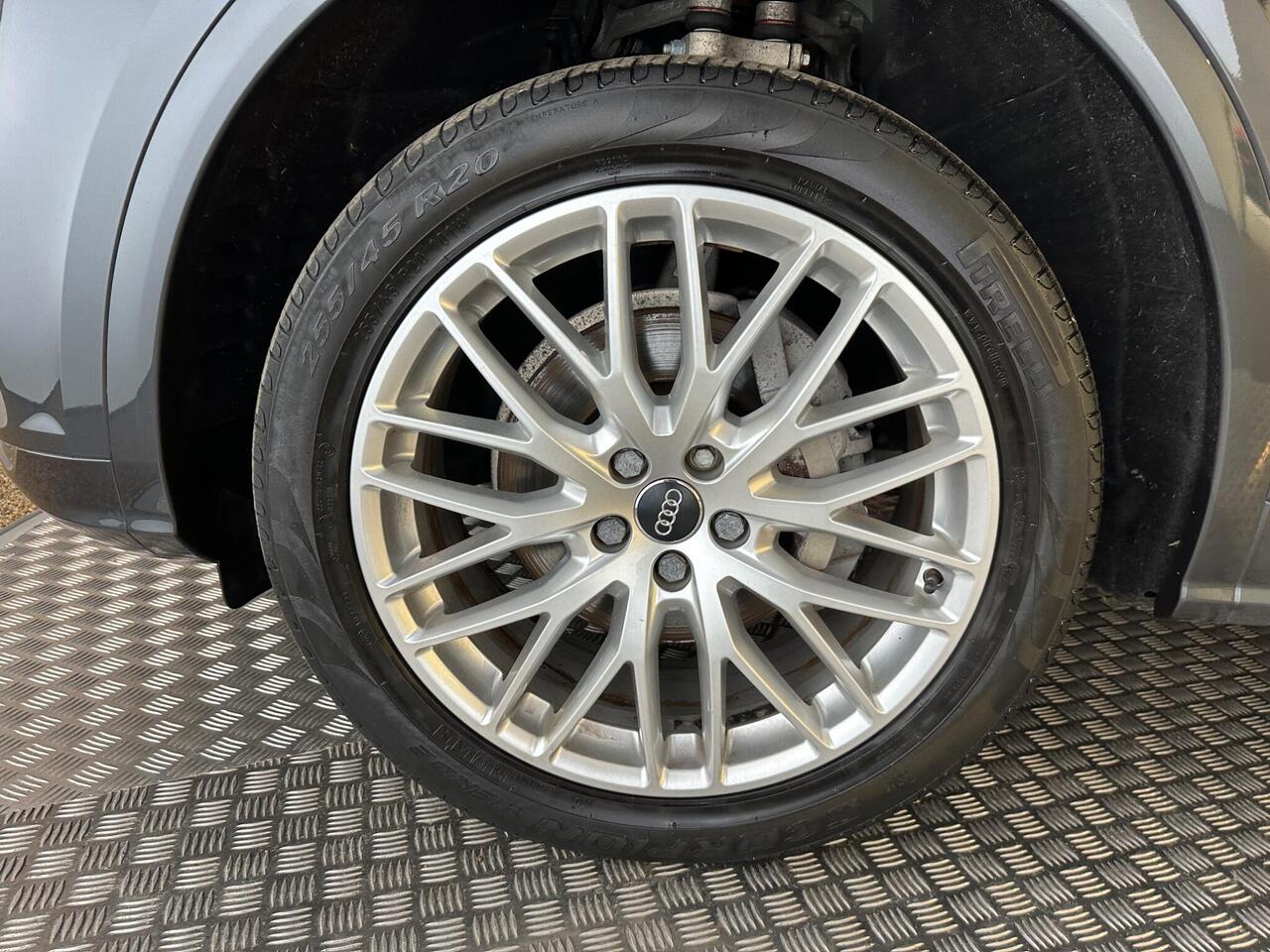 Audi Q5 YX19ODE