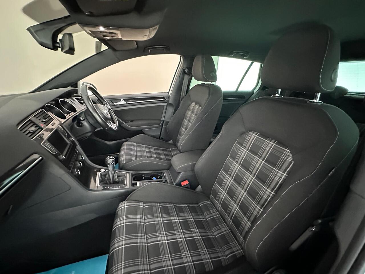 Volkswagen Golf DT66RVJ