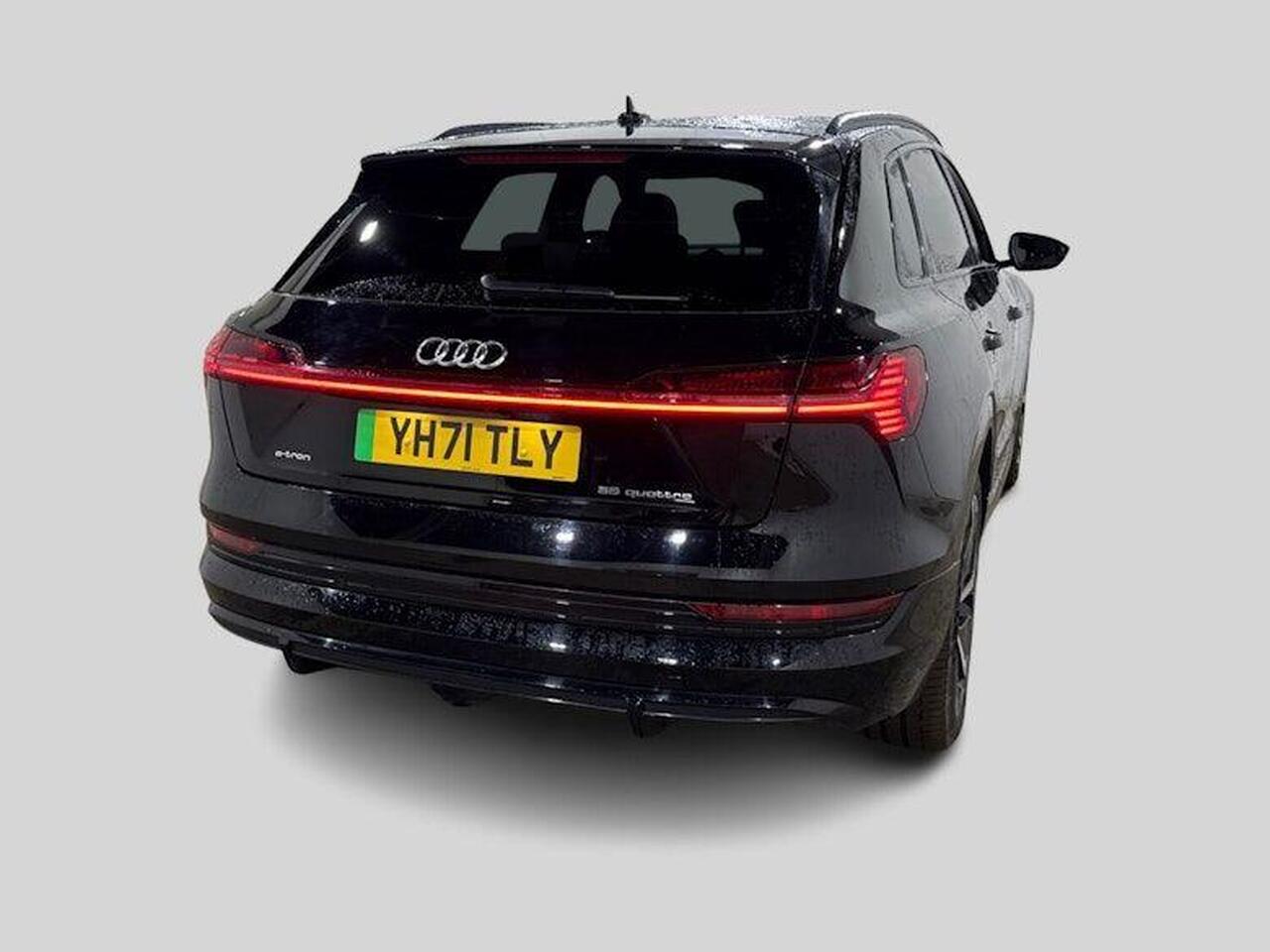 Audi e-tron YH71TLY