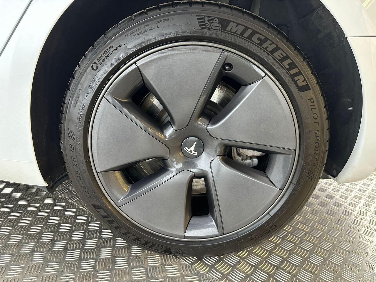 Tesla Model 3 AF72VRX