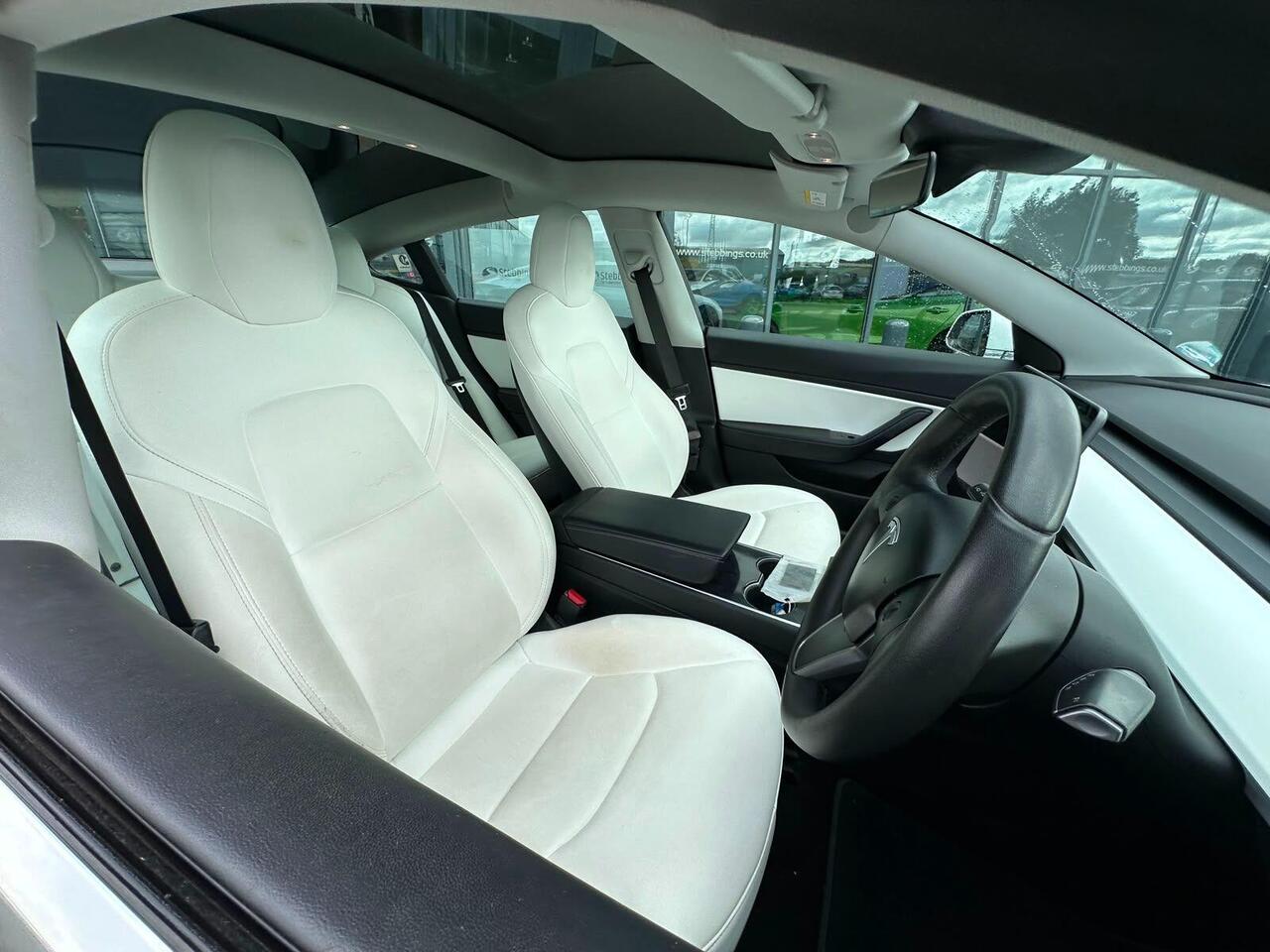 Tesla Model 3 YA69JVC