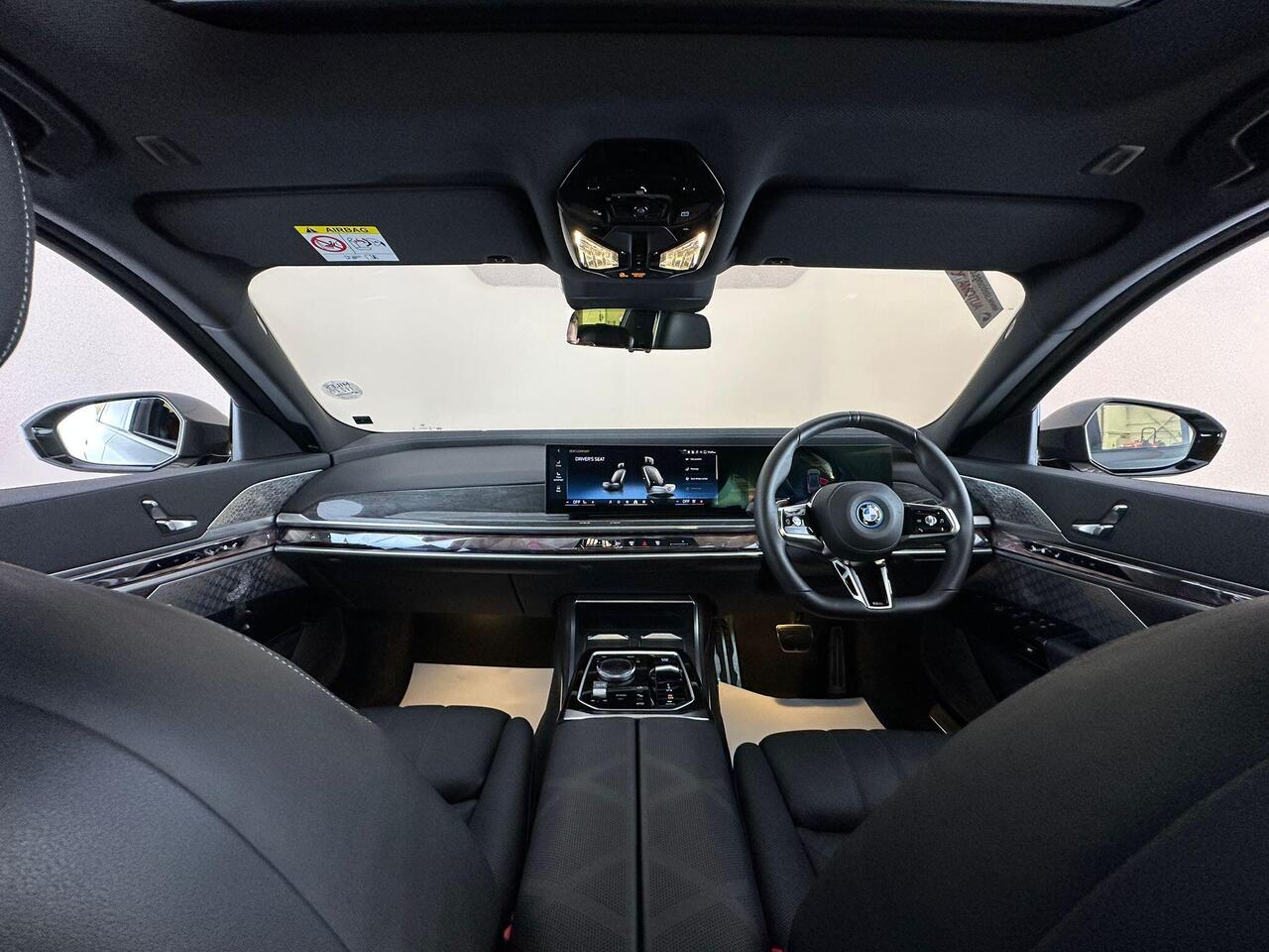 BMW i7 YF73FKE