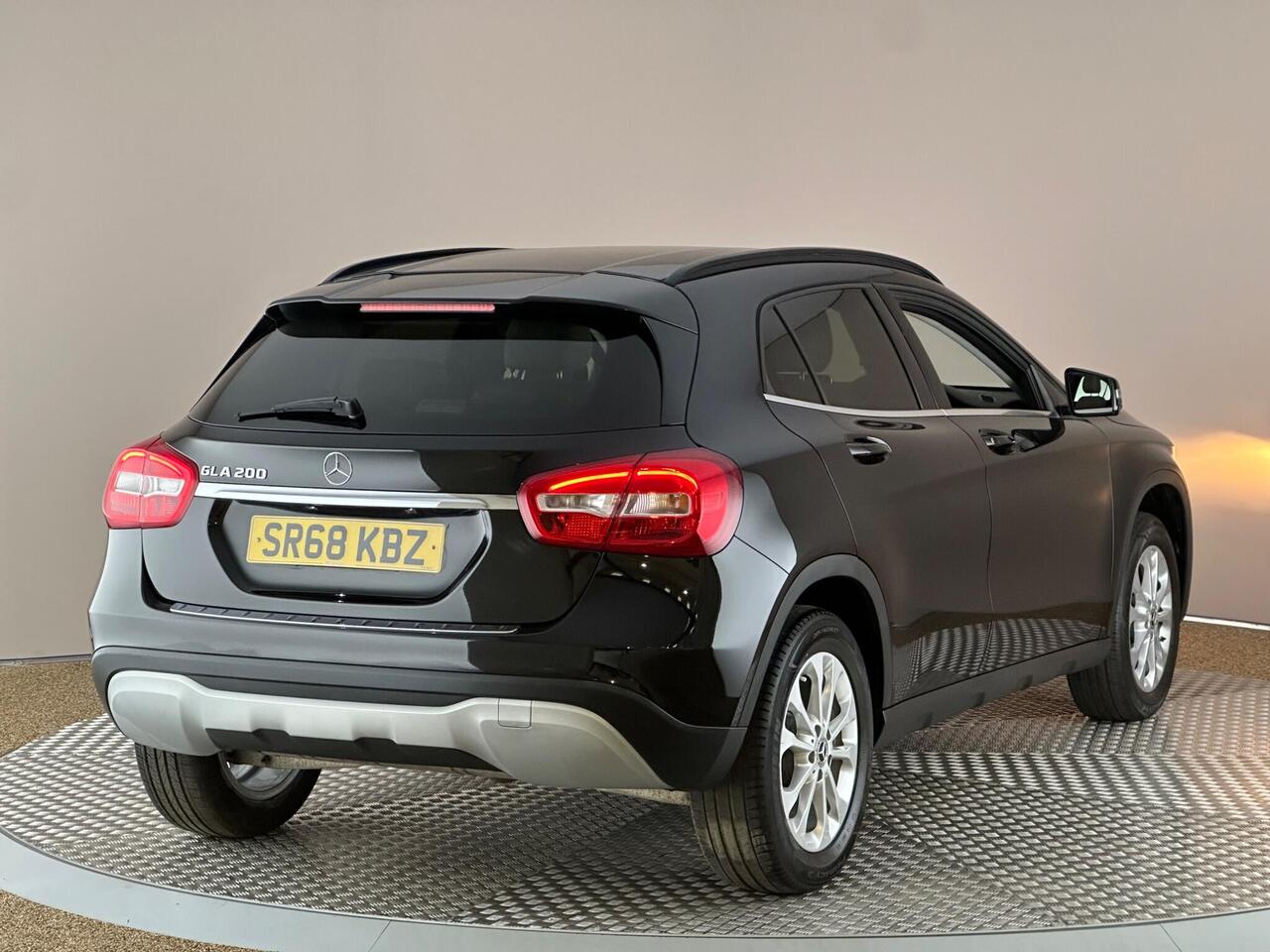 Mercedes-Benz GLA SR68KBZ