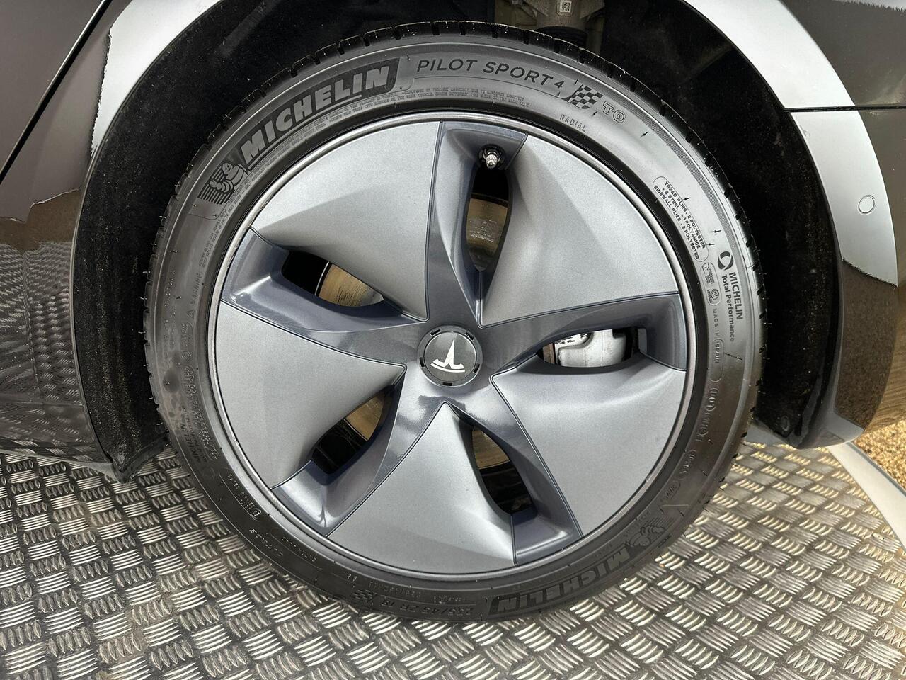 Tesla Model 3 BN20DXH