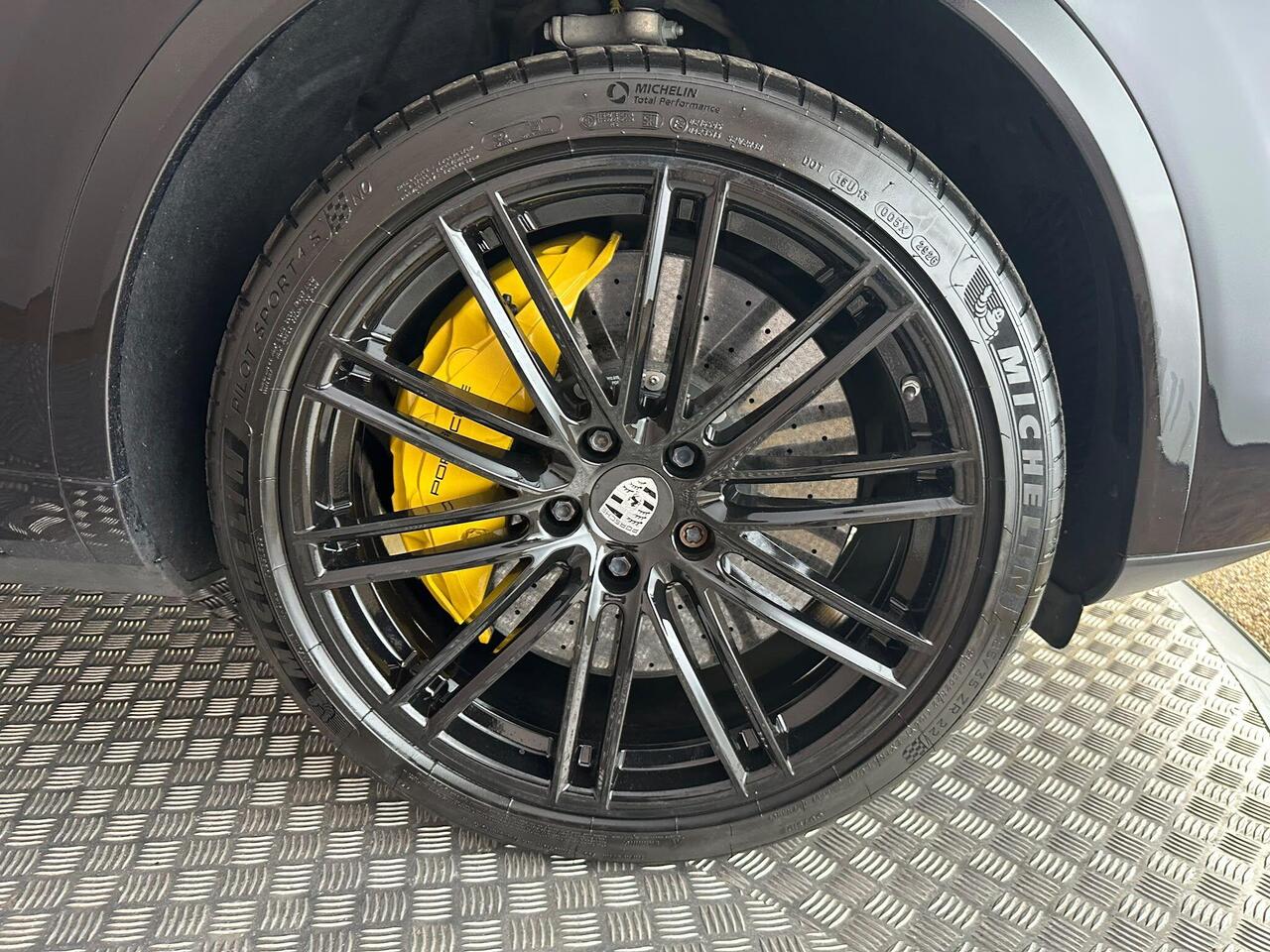 Porsche Cayenne SW69BKY