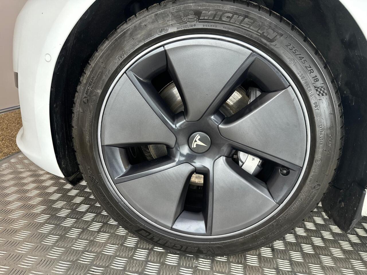 Tesla Model 3 AF72VMX