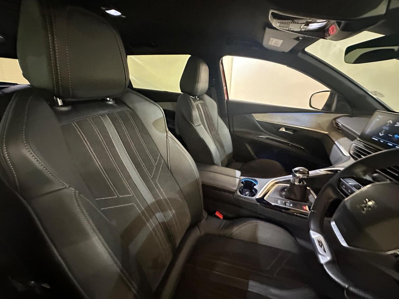 Peugeot 5008 YP21AXZ