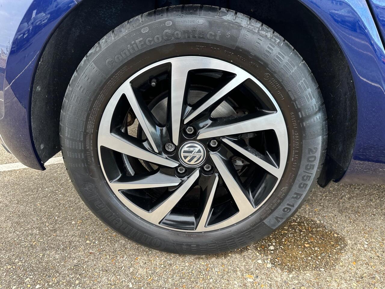 Volkswagen Golf VE69NKS