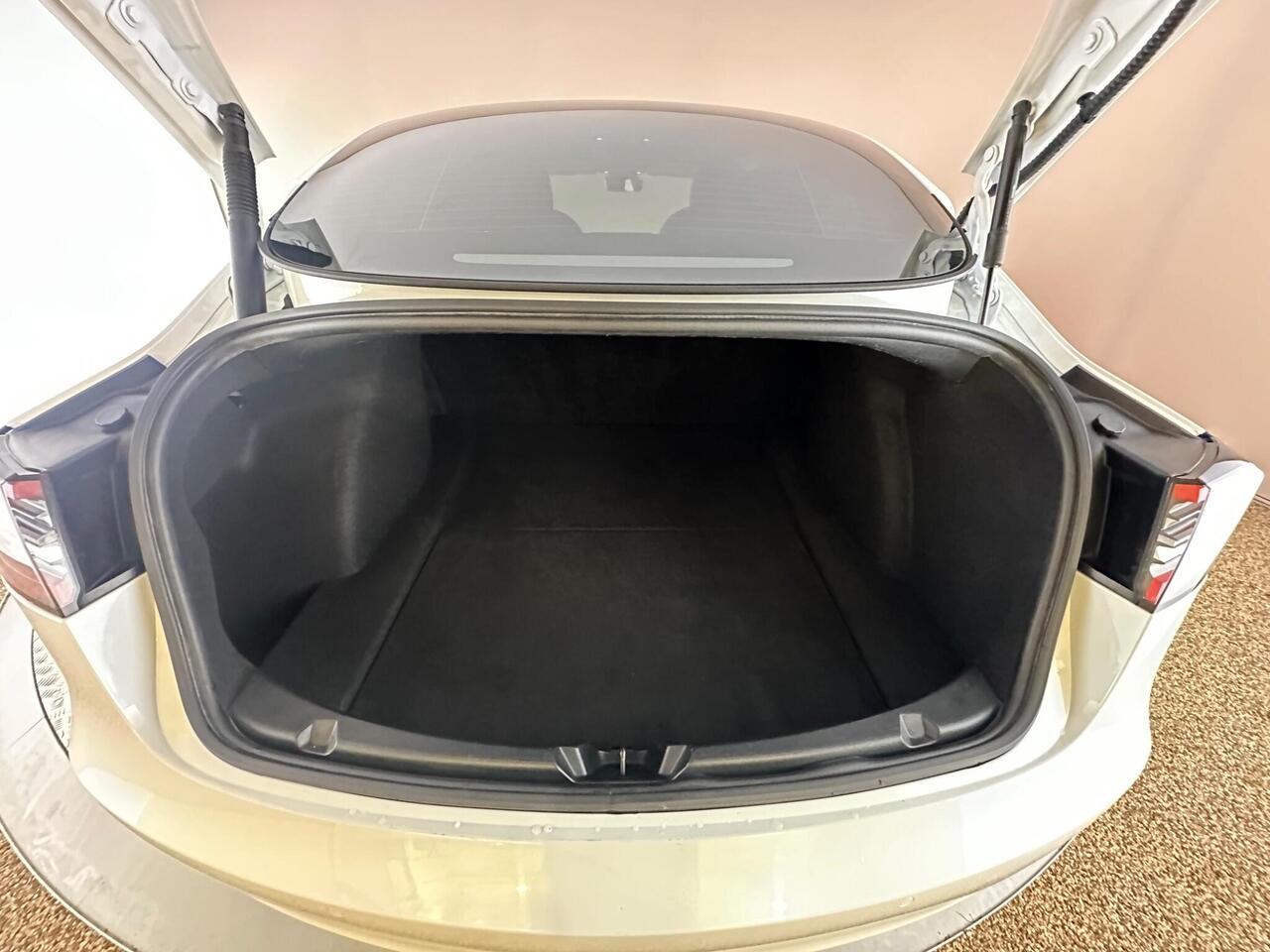 Tesla Model 3 AF72VRV