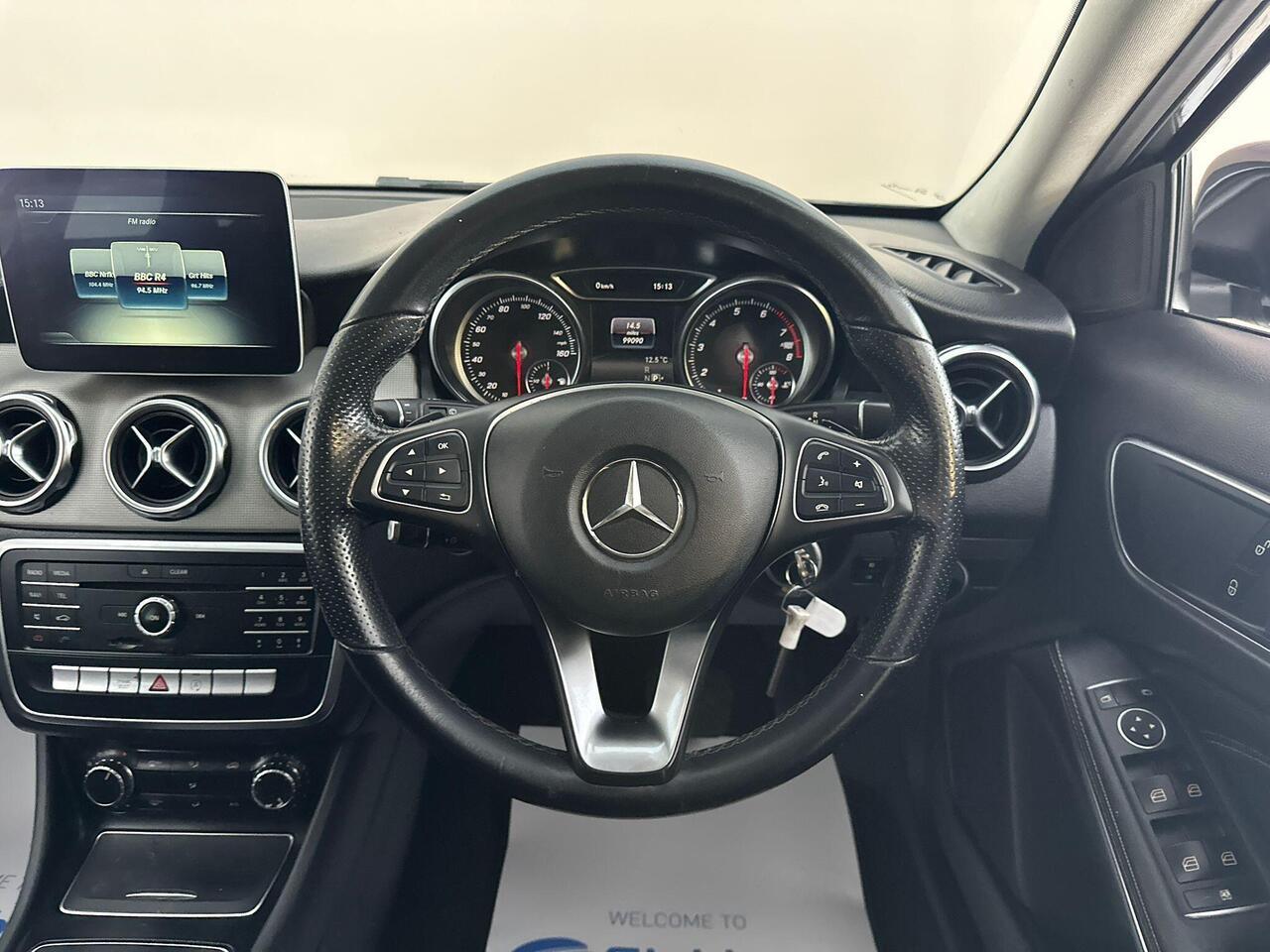 Mercedes-Benz GLA YH69VSZ
