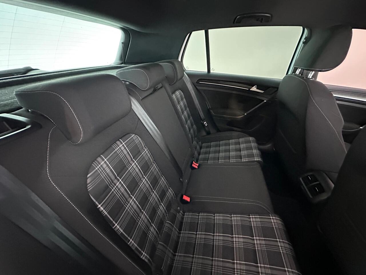 Volkswagen Golf DT66RVJ