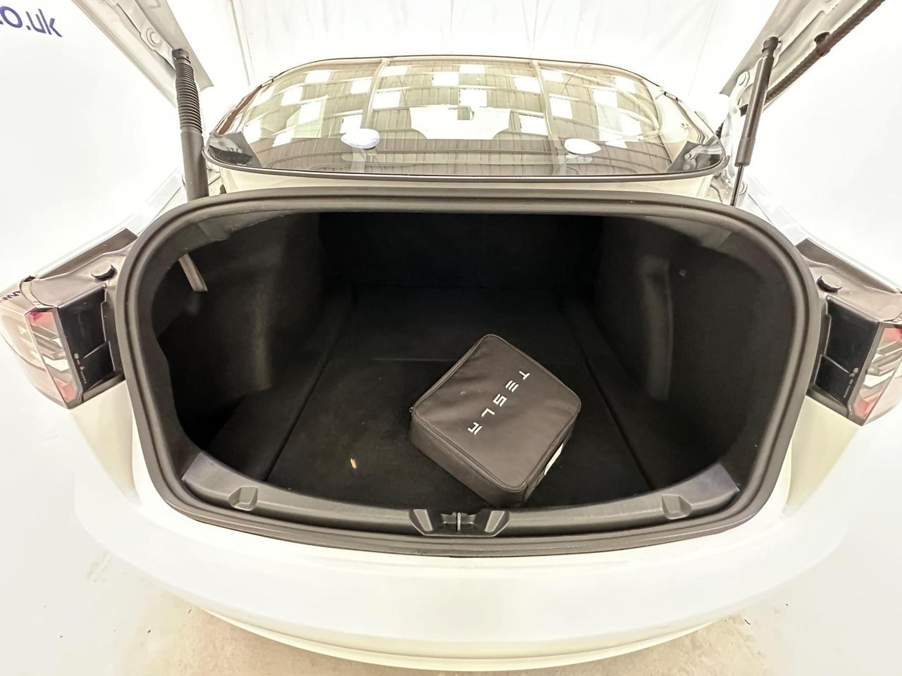 Tesla Model 3 YH21MYD