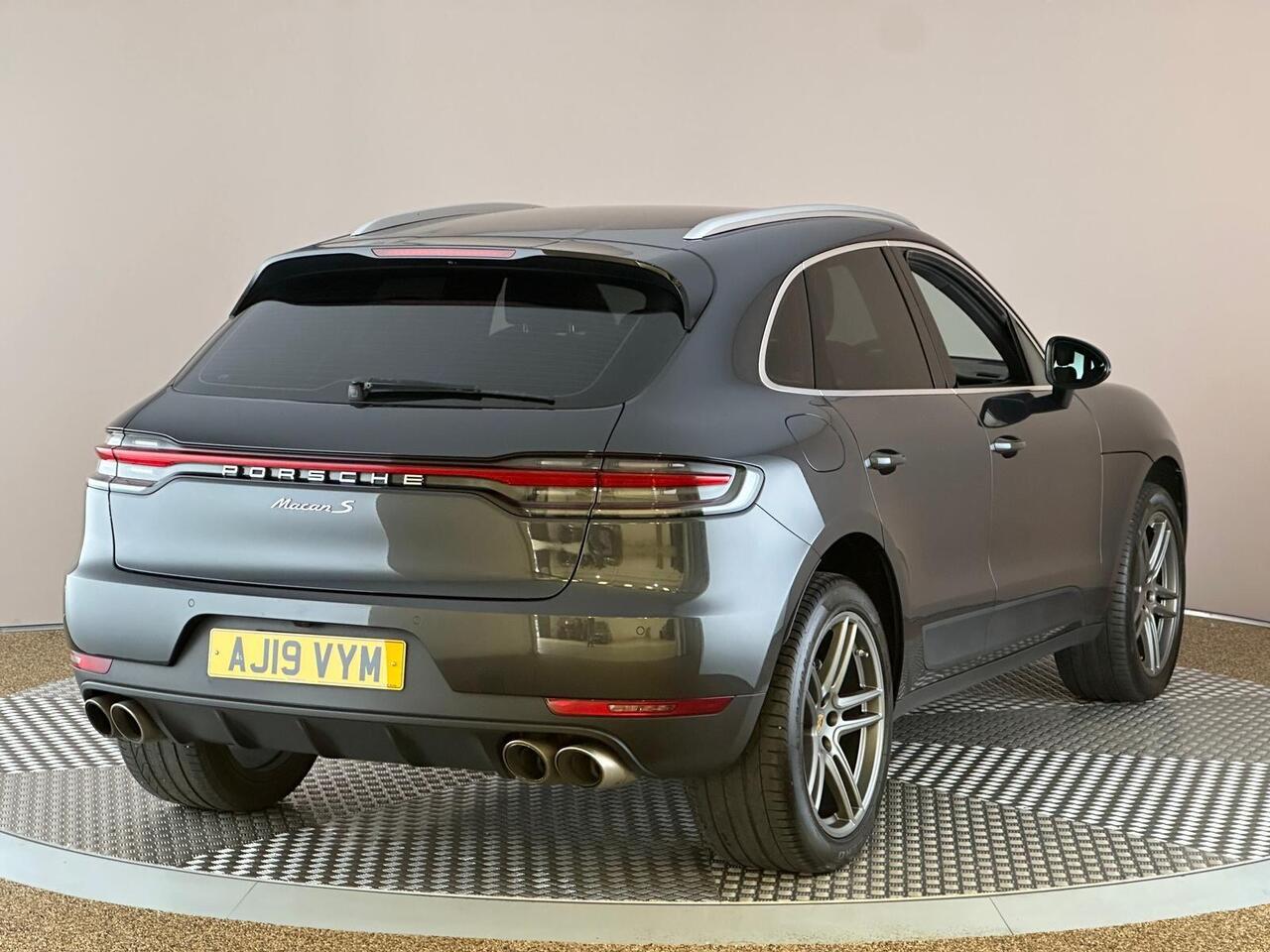 Porsche Macan AJ19VYM